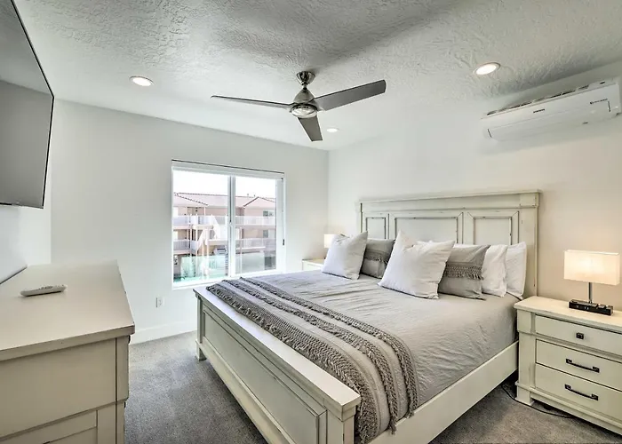 Spacious St. George Townhome W/ Grill & Views!